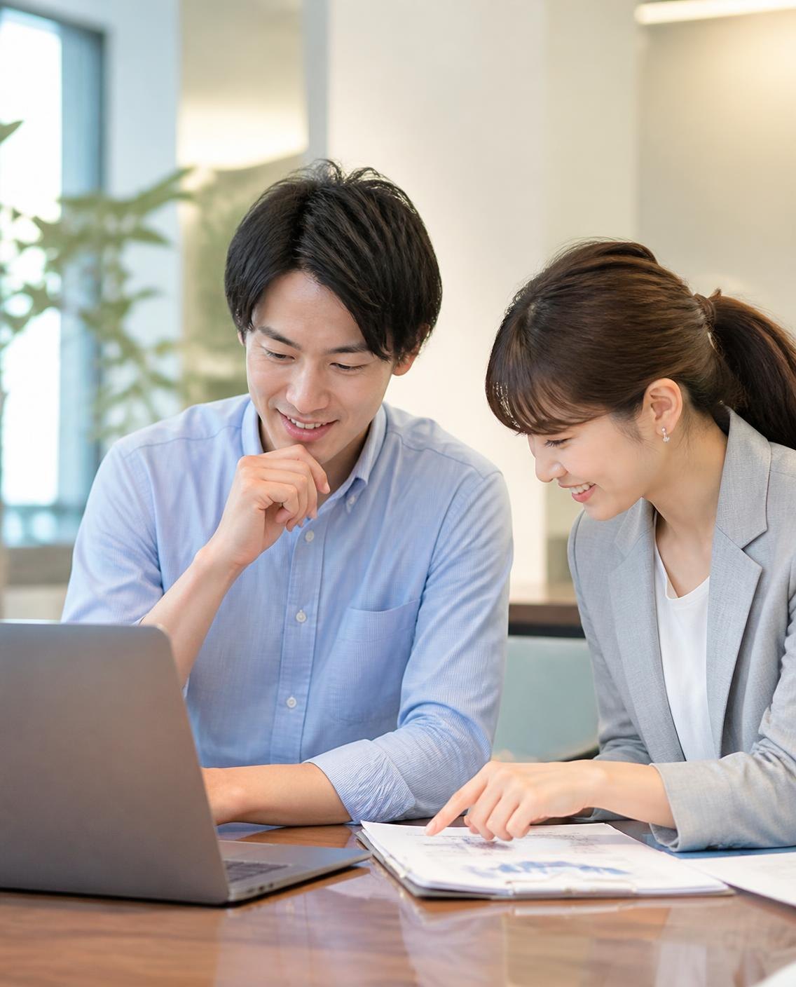 担当者に支えられて内定後の判断を進める様子のイメージ